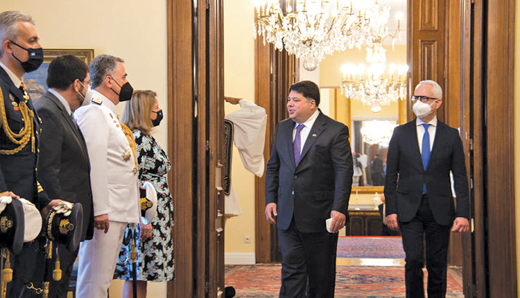 Tα διαπιστευτήριά του στην Πρόεδρο της Δημοκρατίας, Κατερίνα Σακελλαροπούλου, επέδωσε χθες το πρωί ο νέος πρέσβης των Ηνωμένων Πολιτειών Αμερικής στην Ελλάδα, Τζόρτζ Τσούνης.