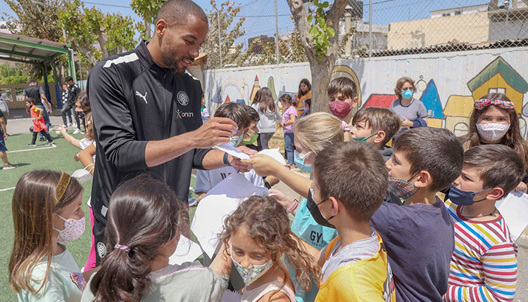 Με την άρση των περιοριστικών μέτρων οι ποδοσφαιριστές του ΟΦΗ επισκέφτηκαν το 41ο Δημοτικό Σχολείο  δίνοντας χαρά στους μικρούς μαθητές