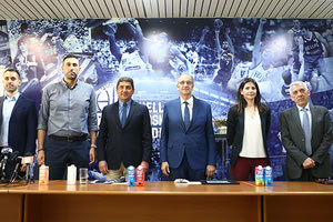 Στιγμιότυπο από τη χθεσινή συνέντευξη Τύπου του υπουργού με παράγοντες της ΕΟΚ