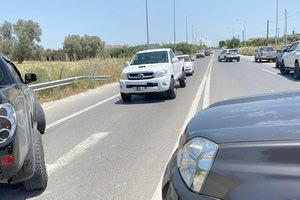 Οι κάτοικοι της περιοχής απέκλεισαν συμβολικά τον παλιό δρόμο για να μην “κολλήσει” στη γραφειοκρατία η αποκατάσταση του νέου