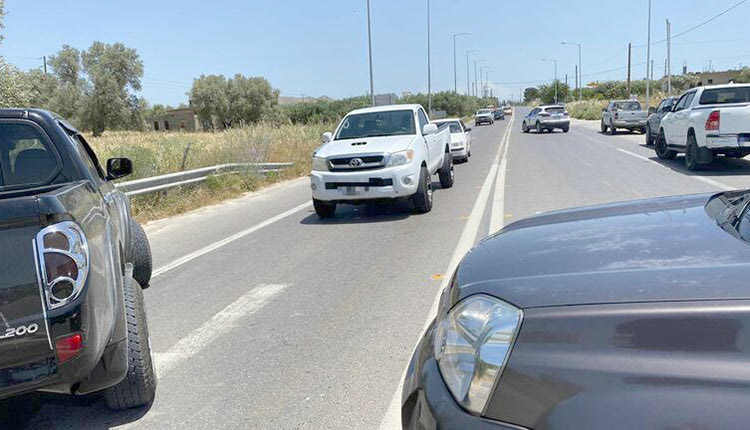 Οι κάτοικοι της περιοχής απέκλεισαν συμβολικά τον παλιό δρόμο για να μην “κολλήσει” στη γραφειοκρατία η αποκατάσταση του νέου
