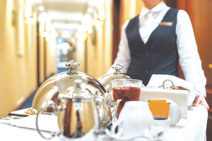 Το ένα ξενοδοχείο… κλέβει το προσωπικό του άλλου!