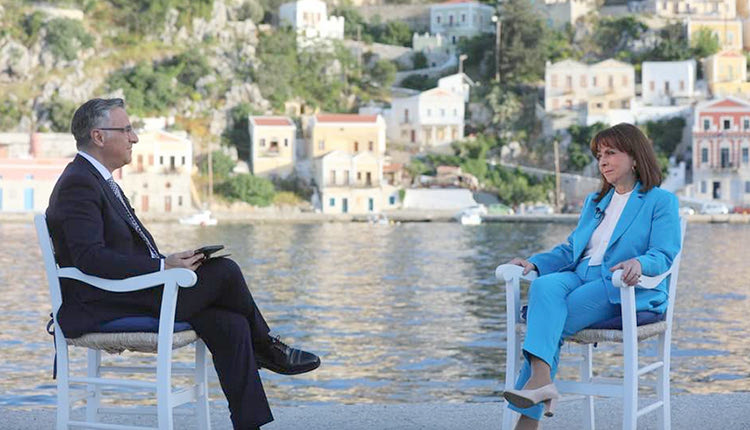 εφ’ όλης της ύλης συνέντευξη η Πρόεδρος της Δημοκρατίας Κατερίνα Σακελλαροπούλου στην εκπομπή της ΕΡΤ «Στο Κέντρο» και στον δημοσιογράφο Γιώργο Κουβαρά, με φόντο την μαγευτική Σύμη