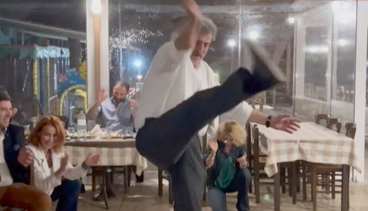 Τα 57 του χρόνια έκλεισε ο βουλευτής του ΣΥΡΙΖΑ και πρώην υπουργός Υγείας, Παύλος Πολάκης, γιορτάζοντας τα γενέθλιά του σε ταβέρνα παρέα με την οικογένειά του και φίλους του.