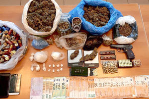 Ναρκωτικά: Οικογενειακή θαλπωρή και... διακίνηση με όπλο σε κοινή θέα