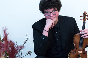 Ο 17ΧΡΟΝΟΣ ΗΡΑΚΛΕΙΩΤΗΣ ΒΙΟΛΟΝΙΣΤΑΣ ΓΙΑΝΝΗΣ ΜΑΓΕΙΡΟΠΟΥΛΟΣ ΜΙΛΑ ΣΤΗΝ “Π” ΜΕ ΑΦΟΡΜΗ ΤΗ ΣΥΝΑΥΛΙΑ ΤΟΥ ΣΤΟ ΠΣΚΗ