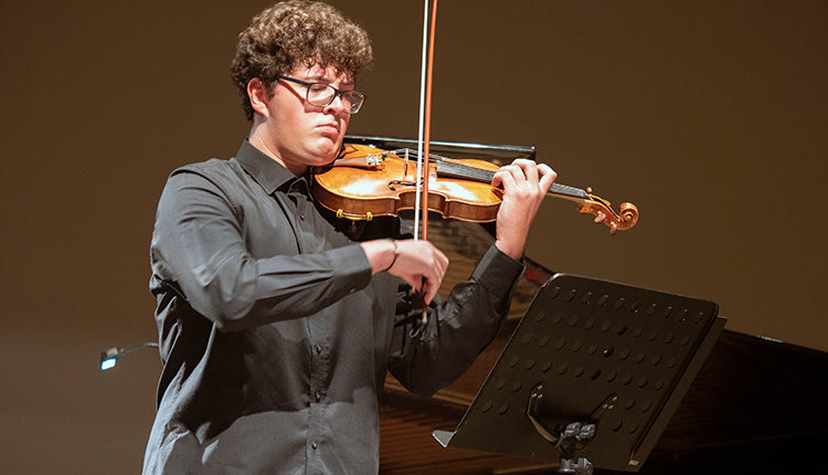 Ο 17ΧΡΟΝΟΣ ΗΡΑΚΛΕΙΩΤΗΣ ΒΙΟΛΟΝΙΣΤΑΣ ΓΙΑΝΝΗΣ ΜΑΓΕΙΡΟΠΟΥΛΟΣ ΜΙΛΑ ΣΤΗΝ “Π” ΜΕ ΑΦΟΡΜΗ ΤΗ ΣΥΝΑΥΛΙΑ ΤΟΥ ΣΤΟ ΠΣΚΗ