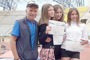 Ο κ. Τσατσάκης με κορίτσια που διακρίθηκαν στους αγώνες