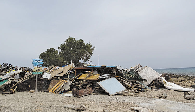 Απομάκρυναν τα παραπήγματα από τη νησίδα 