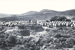 ΦΩΤΟΗΜΕΡΑΣ: Αρχές του 1900... στο Θραψανό. Οι πυθαράδες μόλις έχουν βγάλει τα πυθάρια από το καμίνι. Μια παλιά, μινωική τέχνη...