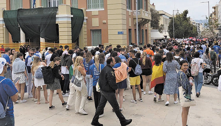 Η κεντρική είσοδος της Περιφέρειας Κρήτης, που είναι καλυμμένη με λινάτσες λόγω των εργασιών που βρίσκονται σε εξέλιξη, δεν αποτελεί και την καλύτερη εικόνα σε αυτό που λέμε βιτρίνα του Ηρακλείου