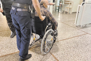 Τον δρόμο για τη φυλακή πήρε χθες μετά την απολογία του ο 81χρονος που πυροβόλησε και τραυμάτισε σοβαρά με καραμπίνα, λόγω της διασποράς των σκαγιών, 36χρονο συντοπίτη του, στην Επισκοπή Ηρακλείου, επειδή έκλεψε από την αποθήκη του ηλικιωμένου μία τενέκα λάδι. Ο 81χρονος «χρέωνε» τον τραυματία και για άλλη κλοπή σε βάρος του, πριν από έναν χρόνο, και είχε διαμηνύσει ευθέως ότι τον θεωρούσε υπαίτιο. Δεν ήταν λίγοι εκείνοι που εκτιμούσαν ότι λόγω ηλικίας και προβλημάτων υγείας ο 81χρονος θα αφηνόταν ελεύθερος με πιθανό όρο αυτόν του κατ’ οίκον περιορισμού. Ωστόσο, ο τρόπος με τον οποίο έγινε το αιματηρό επεισόδιο, η όλη στάση του ηλικιωμένου που έδειχνε να είναι απόλυτα συνειδητοποιημένος σε συνδυασμό και με τις προειδοποιήσεις που είχε απευθύνει το προηγούμενο διάστημα, οδήγησαν ανακρίτρια και εισαγγελέα στην απόφαση να τον προφυλακίσουν. Τα σκάγια «όργωσαν» ολόκληρη την πλάτη του 36χρονου, ο οποίος βλέποντας ότι ο ηλικιωμένος επέστρεψε στο σημείο της συμπλοκής οπλισμένος με καραμπίνα, προσπάθησε να το βάλει στα πόδια, όμως τελικά τραυματίστηκε, με αποτέλεσμα να χάσει πολύ αίμα. Αιμόφυρτος διήνυσε μια αρκετά μεγάλη απόσταση μέσα στο χωριό - με βάση τα ίχνη από τις κηλίδες αίματος - και βρήκε προσωρινά καταφύγιο στο υπόγειο οικοδομής. Εκεί τον βρήκε τυχαία άλλος κάτοικος και ειδοποίησε το ΕΚΑΒ. Την παραμονή του αιματηρού συμβάντος, ο 81χρονος φέρεται να είχε επικοινωνήσει τηλεφωνικά και με τον πατέρα του τραυματία για να του πει να μην τολμήσει ο γιος του να πατήσει το πόδι του στο χωριό με όλα αυτά που κάνει. Το «μήνυμα» έφθασε στον 36χρονο που εξοργίστηκε και θέλησε, κατά πληροφορίες, να ζητήσει τον λόγο από τον ηλικιωμένο. Τον αναζήτησε αλλά δεν ήταν στο σπίτι. Μάρτυρες αναφέρουν ότι είδαν τον 36χρονο να σύρει μέσα στα σοκάκια του χωριού μία τενέκα λάδι, η οποία, όπως προέκυψε, ανήκε στον 81χρονο. Ο τελευταίος επιστρέφοντας στο σπίτι, πήρε χαμπάρι ότι έλειπε η τενέκα και λίγο αργότερα… διασταυρώθηκαν. Ακολούθησε λογομαχία που κατέληξε σε πάλη και ξυλοδαρμό του ηλικιωμένου. Προσπάθησαν να παρέμβουν τρίτοι για να ηρεμήσουν τα πνεύματα, όπως περιέγραψαν στην «Π» κάτοικοι της Επισκοπής. «Μία συγχωριανή με φώναξε να μπω στη μέση επειδή οι δύο φώναζαν. Όταν πήγα ο 36χρονος είχε ρίξει κάτω τον ηλικιωμένο. Τούς είπα «ντροπή» να μαλώνετε και τον προέτρεψα να τον αφήσει» περιγράφει κάτοικος, ο οποίος λίγο αργότερα και ενώ είχε αρχίσει να απομακρύνεται από το σημείο άκουσε, όπως είπε, δύο πυροβολισμούς. Πολλά από τα σκάγια παραμένουν καρφωμένα στο σώμα του 36χρονου, ο οποίος παραμένει νοσηλευόμενος. Και σε βάρος του έχει σχηματιστεί δικογραφία για κλοπή, εξύβριση και σωματικές βλάβες. Πάντως, πληροφορίες αναφέρουν ότι σύντομα θα υποβληθεί αρμοδίως αίτημα αποφυλάκισης υπό όρους του ηλικιωμένου, ο οποίος φέρεται να επικαλείται βρασμό αφενός για τα σε βάρος του περιστατικά κλοπών, αφετέρου για τον ξυλοδαρμό του από τον 36χρονο.