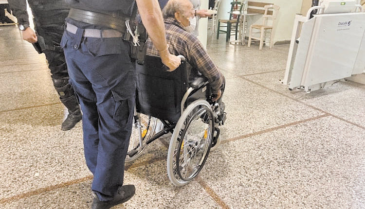 Τον δρόμο για τη φυλακή πήρε χθες μετά την απολογία του ο 81χρονος που πυροβόλησε και τραυμάτισε σοβαρά με καραμπίνα, λόγω της διασποράς των σκαγιών, 36χρονο συντοπίτη του, στην Επισκοπή Ηρακλείου, επειδή έκλεψε από την αποθήκη του ηλικιωμένου μία τενέκα λάδι. Ο 81χρονος «χρέωνε» τον τραυματία και για άλλη κλοπή σε βάρος του, πριν από έναν χρόνο, και είχε διαμηνύσει ευθέως ότι τον θεωρούσε υπαίτιο. Δεν ήταν λίγοι εκείνοι που εκτιμούσαν ότι λόγω ηλικίας και προβλημάτων υγείας ο 81χρονος θα αφηνόταν ελεύθερος με πιθανό όρο αυτόν του κατ’ οίκον περιορισμού. Ωστόσο, ο τρόπος με τον οποίο έγινε το αιματηρό επεισόδιο, η όλη στάση του ηλικιωμένου που έδειχνε να είναι απόλυτα συνειδητοποιημένος σε συνδυασμό και με τις προειδοποιήσεις που είχε απευθύνει το προηγούμενο διάστημα, οδήγησαν ανακρίτρια και εισαγγελέα στην απόφαση να τον προφυλακίσουν. Τα σκάγια «όργωσαν» ολόκληρη την πλάτη του 36χρονου, ο οποίος βλέποντας ότι ο ηλικιωμένος επέστρεψε στο σημείο της συμπλοκής οπλισμένος με καραμπίνα, προσπάθησε να το βάλει στα πόδια, όμως τελικά τραυματίστηκε, με αποτέλεσμα να χάσει πολύ αίμα. Αιμόφυρτος διήνυσε μια αρκετά μεγάλη απόσταση μέσα στο χωριό - με βάση τα ίχνη από τις κηλίδες αίματος - και βρήκε προσωρινά καταφύγιο στο υπόγειο οικοδομής. Εκεί τον βρήκε τυχαία άλλος κάτοικος και ειδοποίησε το ΕΚΑΒ. Την παραμονή του αιματηρού συμβάντος, ο 81χρονος φέρεται να είχε επικοινωνήσει τηλεφωνικά και με τον πατέρα του τραυματία για να του πει να μην τολμήσει ο γιος του να πατήσει το πόδι του στο χωριό με όλα αυτά που κάνει. Το «μήνυμα» έφθασε στον 36χρονο που εξοργίστηκε και θέλησε, κατά πληροφορίες, να ζητήσει τον λόγο από τον ηλικιωμένο. Τον αναζήτησε αλλά δεν ήταν στο σπίτι. Μάρτυρες αναφέρουν ότι είδαν τον 36χρονο να σύρει μέσα στα σοκάκια του χωριού μία τενέκα λάδι, η οποία, όπως προέκυψε, ανήκε στον 81χρονο. Ο τελευταίος επιστρέφοντας στο σπίτι, πήρε χαμπάρι ότι έλειπε η τενέκα και λίγο αργότερα… διασταυρώθηκαν. Ακολούθησε λογομαχία που κατέληξε σε πάλη και ξυλοδαρμό του ηλικιωμένου. Προσπάθησαν να παρέμβουν τρίτοι για να ηρεμήσουν τα πνεύματα, όπως περιέγραψαν στην «Π» κάτοικοι της Επισκοπής. «Μία συγχωριανή με φώναξε να μπω στη μέση επειδή οι δύο φώναζαν. Όταν πήγα ο 36χρονος είχε ρίξει κάτω τον ηλικιωμένο. Τούς είπα «ντροπή» να μαλώνετε και τον προέτρεψα να τον αφήσει» περιγράφει κάτοικος, ο οποίος λίγο αργότερα και ενώ είχε αρχίσει να απομακρύνεται από το σημείο άκουσε, όπως είπε, δύο πυροβολισμούς. Πολλά από τα σκάγια παραμένουν καρφωμένα στο σώμα του 36χρονου, ο οποίος παραμένει νοσηλευόμενος. Και σε βάρος του έχει σχηματιστεί δικογραφία για κλοπή, εξύβριση και σωματικές βλάβες. Πάντως, πληροφορίες αναφέρουν ότι σύντομα θα υποβληθεί αρμοδίως αίτημα αποφυλάκισης υπό όρους του ηλικιωμένου, ο οποίος φέρεται να επικαλείται βρασμό αφενός για τα σε βάρος του περιστατικά κλοπών, αφετέρου για τον ξυλοδαρμό του από τον 36χρονο.