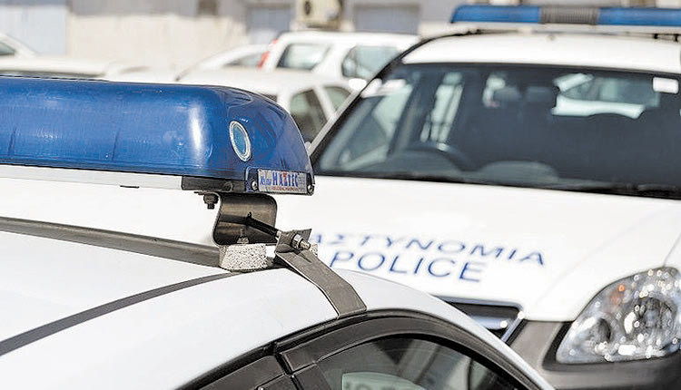 Χανιά: Αστυνομικοί έσωσαν μητέρα και παιδί από τις βιαιότητες συζύγου και θείου