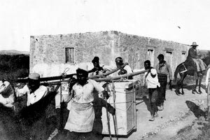 ΦΩΤΟΗΜΕΡΑΣ: 1903. ΣΤΟΝ ΑΡΧΑΙΟΛΟΓΙΚΟ χώρο της Αγίας Τριάδας οι εργάτες κουβαλούν τη σαρκοφάγο στο Μουσείο του Ηρακλείου.