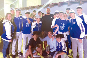 Οι παίκτες του “Ηράκλειο” έχοντας στην μέση τον Μπατίστ