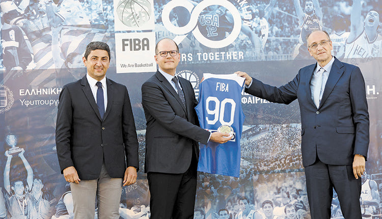 Οι κ.κ. Αυγενάκης και Λιόλιος τίμησαν τον Γ.Γ. της FIBA κ. Ζαγκλή