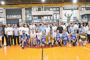 Παλαίμαχοι της Ελλάδος και του Ηρακλείου με παράγοντες μετά το μεταξύ τους φιλικό παιχνίδι
