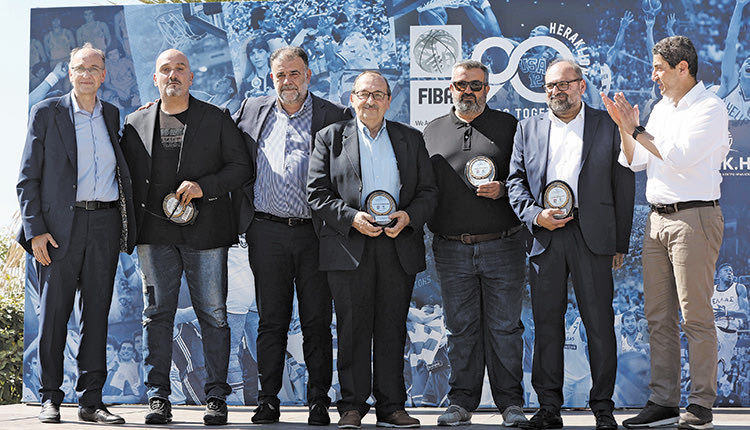 Οι κρητικοί παράγοντες Σφακιανάκης, Μαρκάκης, Χαλαμπαλάκης, Καλαϊτζάκης και Ασπραδάκης που τιμήθηκαν από τους κ.κ. Αυγενάκη και Λιόλιο