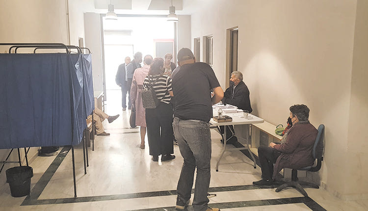 Ουρές στα εκλογικά κέντρα του ΣΥΡΙΖΑ στο Ηράκλειο 