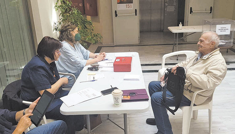 Ένα ιστορικό, πολιτικό στέλεχος του ΠΑΣΟΚ, ο πρώην υπουργός Εσωτερικών και πρώην αναπληρωτής υπουργός Περιβάλλοντος Μανόλης  Παπαστεφανάκης έσπευσε στις κάλπες του ΣΥΡΙΖΑ για να ψηφίσει 