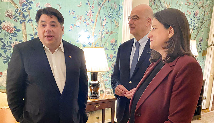  καλή μέρα από το πρωί φαίνεται. Την ελληνική κυβερνητική αποστολή και τον πρωθυπουργό, Κυριάκο Μητσοτάκη στην Ουάσιγκτον και στο εμβληματικό «Blair House», 