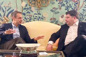 καλή μέρα από το πρωί φαίνεται. Την ελληνική κυβερνητική αποστολή και τον πρωθυπουργό, Κυριάκο Μητσοτάκη στην Ουάσιγκτον και στο εμβληματικό «Blair House»,