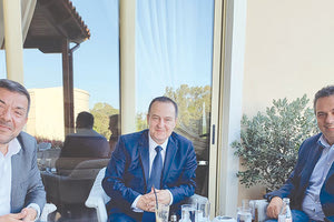 Πολύς κόσμος βρίσκεται στη Γεωργιούπολη για τη συνεδρίαση της Πολιτικής Επιτροπής του Συμβουλίου της Ευρώπης Εκεί συνάντησαν και τον πρώην Πρωθυπουργό και νυν Πρόεδρο της Βουλής της Σερβίας κ. Ivica Dacic ο πρόξενος της Σερβίας στην Κρήτη Νίκος Παπαδαντωνάκης και ο πρώην πρόεδρος του περιφερειακού συμβουλίου Γιώργος Πιτσούλης.