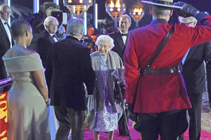 Η βασίλισσα Ελισάβετ θέλοντας να κατευνάσει τις ανησυχίες σχετικά με την κατάσταση της υγείας της, εμφανίστηκε σε εκδήλωση για το πλατινένιο Ιωβηλαίο.