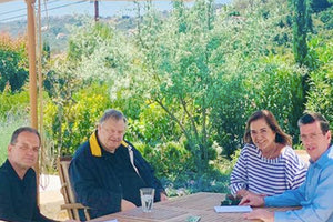 Ο δημοσιογράφος Μάκης Προβατάς δημοσίευσε μια φωτογραφία με παρόντες Βενιζέλο, Μπακογιάννη και Καιρίδη… που βρέθηκαν, θυμίζω, στα Χανιά, λίγες ώρες πριν ξεκινήσει, στη Γεωργιούπολη η συνεδρίαση της Πολιτικής Επιτροπής του Συμβουλίου της Ευρώπης, με τη συμμετοχή του προέδρου της Κοινοβουλευτικής Συνέλευσης Tiny Kox