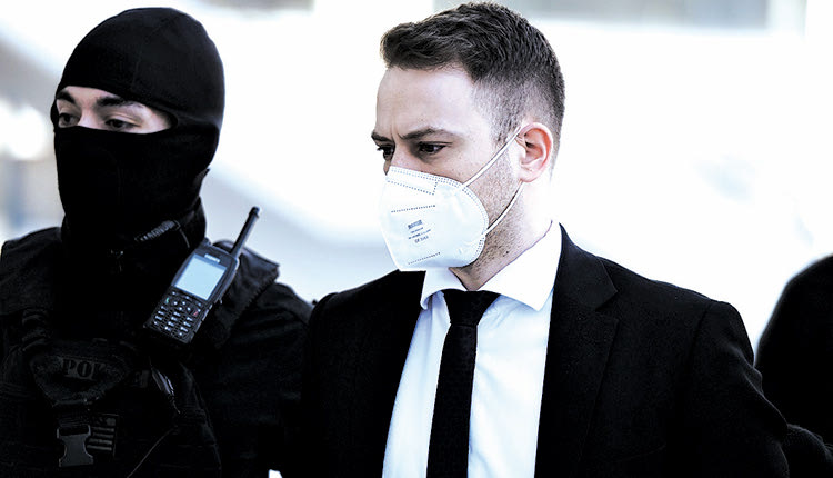 Χωρίς καμία αντίδραση άκουσε την απόφαση του δικαστηρίου ο Μπάμπης Αναγνωστόπουλος