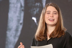 Βρε τη νεαρά γκρίνια που βγάζει! Ναι, το νεότερο μέλος της Ομοσπονδιακής Βουλής της Γερμανίας, Εμίλια Φέστερ