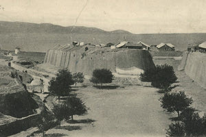 ΦΩΤΟΗΜΕΡΑΣ: Τα τείχη του Ηρακλείου το 1905 είχαν μετατραπεί σε αγγλικούς στρατώνες. Στο βάθος τα Λινοπεράματα.