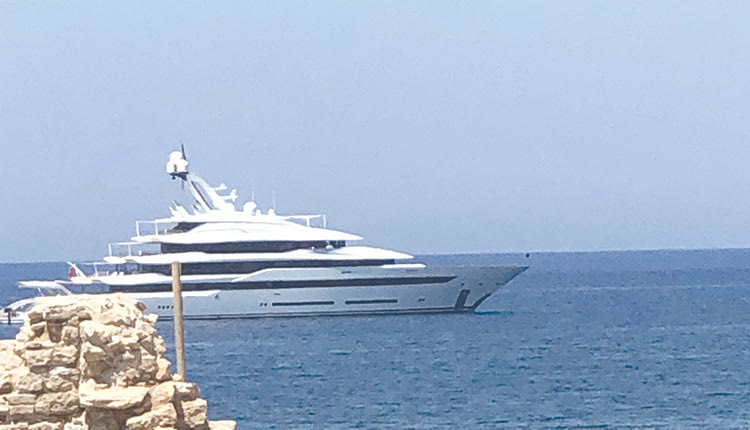 Ένα γιωτ... δικό σας Όσοι το κοιτούν εδώ και ημέρες αγκυροβολημένο έξω από το Ηράκλειο ονει ρεύονται ένα ταξίδι στα γαλανά νερά των ελληνικών θαλασσών τωρα που καλοκαι ριάζει… Τη δυνατότητα αυτή όμως την έχουν λίγοι, δυστυχώς. Το εντυπωσιακό σούπερ yacht “Avantage” βρίσκεται εδώ και μέρες στο Ηράκλειο και τραβάει τα βλέμματα όσων περνούν από την παραλιακή. Η αξία του είναι 200 εκατομμύρια δολάρια και οι πληροφορίες αναφέρουν ότι ιδιοκτήτης του είναι ένας επιχερηματίας από το Καζακστάν