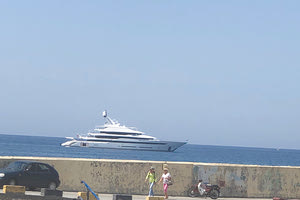 Ένα γιωτ... δικό σας Όσοι το κοιτούν εδώ και ημέρες αγκυροβολημένο έξω από το Ηράκλειο ονει ρεύονται ένα ταξίδι στα γαλανά νερά των ελληνικών θαλασσών τωρα που καλοκαι ριάζει… Τη δυνατότητα αυτή όμως την έχουν λίγοι, δυστυχώς. Το εντυπωσιακό σούπερ yacht “Avantage” βρίσκεται εδώ και μέρες στο Ηράκλειο και τραβάει τα βλέμματα όσων περνούν από την παραλιακή. Η αξία του είναι 200 εκατομμύρια δολάρια και οι πληροφορίες αναφέρουν ότι ιδιοκτήτης του είναι ένας επιχερηματίας από το Καζακστάν