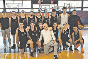 To 2o ΓΕΛ Ηρακλείου με τον προπονήτη τους