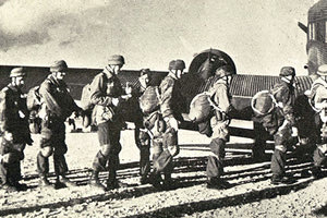 ΦΩΤΟΗΜΕΡΑΣ: Γερμανοί αλεξιπτωτιστές  επιβιβάζονται το πρωί της 20ής Μαΐου 1941 στα αεροσκάφη που κατευθύνονται στην Κρήτη. Η μάχη ξεκίνησε!