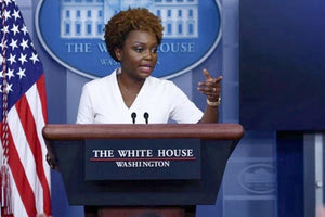 Φαίνεται ότι τους πείραξε τους πουτινιστές η νέα εκπρόσωπος Τύπου στον Λευκό Οίκο, Καρίν Ζαν-Πιερ, και από τα τηλεοπτικά πλατό άρχισαν να την χλευάζουν για το χρώμα του δέρματός της και τις σεξουαλικές της προτιμήσεις