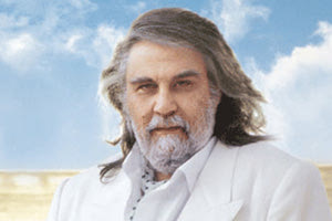 Έφυγε από τη ζωή σε ηλικία 79 ετών ο παγκοσμίου φήμης συνθέτης Βαγγέλης Παπαθανασίου. Ηταν ένας από τους σημαντικότερους πρεσβευτές του ελληνικού πολιτισμού ενώ το 1982 είχε βραβευτεί με όσκαρ για το ομώνυμο τραγούδι της ταινίας «Οι δρόμοι της φωτιάς». Σύμφωνα με όσα έχουν γίνει γνωστά, ο Έλληνας μουσικός και συνθέτης της ηλεκτρονικής, progressive, ambient, τζαζ και ορχηστρικής μουσικής, νοσηλευόταν σε νοσοκομείο στη Γαλλία με κοροναϊό. Την είδηση επιβεβαίωσε το δικηγορικό γραφείο που εκπροσωπεί τον Βαγγέλη Παπαθανασίου. «Με μεγάλη μας θλίψη ανακοινώνουμε ότι ο μεγάλος Έλληνας Βαγγέλης Παπαθανασίου έφυγε από τη ζωή αργά το βράδυ της Τρίτης 17 Μαΐου» αναφέρει η ανακοίνωση. Γεννήθηκε στις 29 Μαρτίου 1943 στην Αγριά Βόλου. Ξεκίνησε να συνθέτει από την ηλικία των τεσσάρων ετών, ενώ έδωσε την πρώτη του δημόσια παράσταση στην ηλικία των έξι, χωρίς να έχει καμία μουσική εκπαίδευση. Ήταν αυτοδίδακτος παρά τις πιέσεις των γονιών του, αλλά και των δασκάλων του, που τον προέτρεπαν να κάνει μαθήματα μουσικής. Ωστόσο, σπούδασε κλασική μουσική, ζωγραφική και σκηνοθεσία στην Ακαδημία Καλών Τεχνών στην Αθήνα. Στις αρχές της δεκαετίας του 1960 έκανε τα πρώτα του βήματα στη μουσική με τη συμμετοχή του στο συγκρότημα Forminx. Το όχημα για την επιτυχία του συγκροτήματος ήταν το τραγούδι Jeronimo Yanka που σημείωσε τεράστια επιτυχία καθώς το 45άρι άλμπουμ έγινε χρυσό την πρώτη εβδομάδα κυκλοφορίας του. Το 1968 μετακόμισε στο Παρίσι και μαζί με τον Έλληνα καλλιτέχνη Ντέμη Ρούσο δημιούργησε τους Aphrodite’s Child. Το επιτυχημένο διπλό άλμπουμ με τον τίτλο 666 θεωρείται ότι του έδωσε ώθηση για την αρχή μιας διεθνούς καριέρας. Ενώ αποτελούσε ακόμα μέλος των Aphrodite’s Child, άρχισε δειλά να ασχολείται και με διαφορετικά πράγματα. Η αρχή έγινε το 1970 όταν έγραψε τη μουσική για μία ταινία του Χένρι Χάπιερ. Ακολούθησε ένα ακουστικό ντοκιμαντέρ επηρεασμένο από της φοιτητικές εξεγέρσεις στο Παρίσι του 1968. Το 1973 ξεκίνησε μία επιτυχημένη συνεργασία με τον σκηνοθέτη Φρέντερικ Ροσίφ για μία σειρά ντοκιμαντέρ για την άγρια φύση, ενώ λίγο προτού μεταβεί στο Λονδίνο κυκλοφόρησε το σόλο άλμπουμ Earth. Σόλο καριέρα Το 1975 αποχώρησε τους Aphrodite’s Child για να εγκατασταθεί στο Λονδίνο. Εκεί ίδρυσε υπερσύγχρονες εγκαταστάσεις μουσικών ηχογραφήσεων, τα Nemo studios. Κυκλοφόρησε πρώτη του συλλογή με τίτλο Heaven and Hell (1975) ενώ ακολούθησαν και άλλα επιτυχημένα άλμπουμ, όπως το Albedo 0.3 (1976), το Spiral (1977) για το οποίο βραβεύτηκε με το διεθνές βραβείο MIDEM Instrumental, το Beaubourg (1978) και το China (1979). Εκείνη την περίοδο ο Παπαθανασίου άρχισε να γίνεται παγκοσμίως γνωστός. Το 1978 συνεργάστηκε με την Ελληνίδα ηθοποιό Ειρήνη Παππά στο άλμπουμ με τίτλο Ωδές, που περιέχει παραδοσιακά ελληνικά τραγούδια, ενώ το 1986 συνεργάστηκαν ξανά στο άλμπουμ Ραψωδίες. Ο Παπαθανασίου έκανε παράλληλα άλλη μία μεγάλη συνεργασία με τον Γιον Άντερσον σε τέσσερα άλμπουμ, το Short Stories (1978), το The Friends of Mr Cairo (1981), το Private Collection (1983) και το Page of Life (1991). Ένα μεγάλο μέρος των συνθέσεων του Παπαθανασίου δημιουργήθηκαν για να πλαισιώσουν κινηματο- γραφικές παραγωγές ως σάουντρακ. Κορυφαίο σά- ουντρακ θεωρείται το Οι δρόμοι της φωτιάς (Chariots of Fire) για την ομώνυμη ταινία του 1981 η οποία απέσπασε το Όσκαρ Καλύτερης Πρωτότυπης Μουσικής το 1982. Η ταινία εξιστορεί την προσπάθεια τριών Βρετανών δρομέων στους Ολυμπιακούς Αγώνες του 1924 στο Παρίσι. Ο Παπαθανασίου έχει γράψει μουσική σε αρκετές ταινίες μυθοπλασίας, ντοκιμαντέρ και τηλεοπτικές παραγωγές.