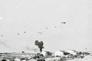 ΦΩΤΟΗΜΕΡΑΣ: 21η Μαΐου 1941. Αλεξιπτωτιστές πέφτουν στα περίχωρα του Ηρακλείου.