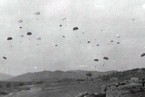 ΦΩΤΟΗΜΕΡΑΣ: Μια σπάνια φωτογραφία από τη ρίψη αλεξιπτωτιστών τον Μάη του 1941 στην Κρήτη.