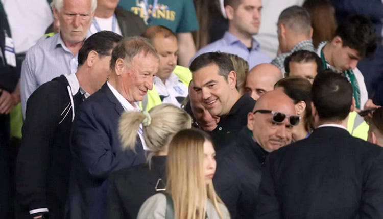 τσιπρας Με τα παιδιά στο γήπεδο