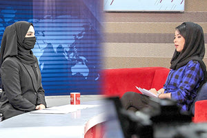 Οι τηλεπαρουσιάστριες των μεγαλύτερων τηλεοπτικών δικτύων στο Αφγανιστάν εμφανίστηκαν χθες στον αέρα με καλυμμένα τα πρόσωπά τους, ακολουθώντας την εντολή των Ταλιμπάν αφού νωρίτερα την είχαν αψηφήσει.