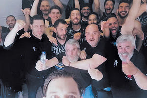 Πανηγυρισμοί του ΟΦΗ στα αποδυτήρια με τον πρόεδρο κ. Δανδάλη