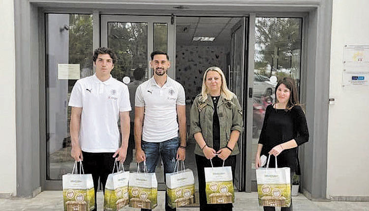 Επίσκεψη στον παιδικό ξενώνα «Ηλιαχτίδα» πραγματοποίησαν οι ποδοσφαιριστές του ΟΦΗ, Χρήστος Μανδάς και Ντουρμισάι, σε συνεργασία με τον χορηγό της ομάδας.