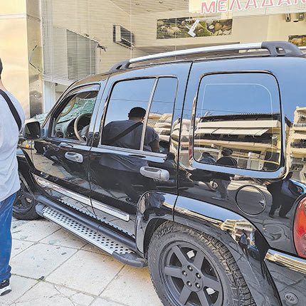 Το αυτοκίνητο “σφινώθηκε” στο κρεοπωλείο