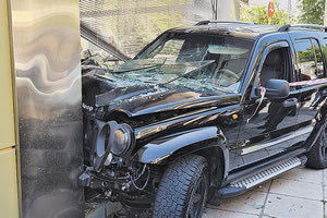 Το τζιπ “καρφώθηκε” στο κρεοπωλείο