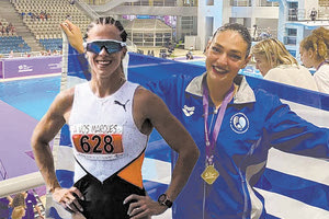 Η Βασιλείου που εντυπωσίασε στο μίτινγκ στη Λοζάνη και η Γιαλαμά (δεξιά) που διακρίθηκε ξανά με την Εθνική Συγχρονισμένης Κολύμβησης