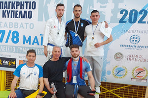 Αθλητές του Αίολου και Ν. Καζαντζάκη με τον προπονητή τους