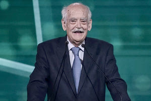 Σιγά μην… έκανε πίσω ο Απόστολος Κακλαμάνης μετά τον θόρυβο που δημιούργησαν οι καταγγελίες του στο Συνέδριο του ΠΑΣΟΚ.